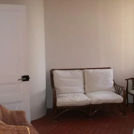 Charming 2 Bed With Balcony Located In Old Town Easy Walk To The Palais And Beaches 120 Appartamento *