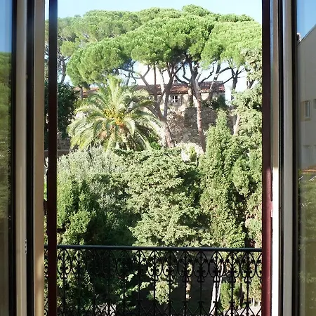 Charming 2 Bed With Balcony Located In Old Town Easy Walk To The Palais And Beaches 120 Cannes