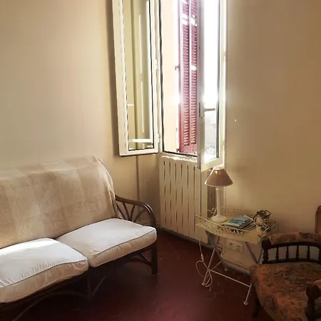 Charming 2 Bed With Balcony Located In Old Town Easy Walk To The Palais And Beaches 120 Appartamento