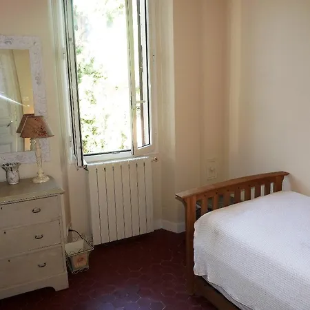Charming 2 Bed With Balcony Located In Old Town Easy Walk To The Palais And Beaches 120 Cannes