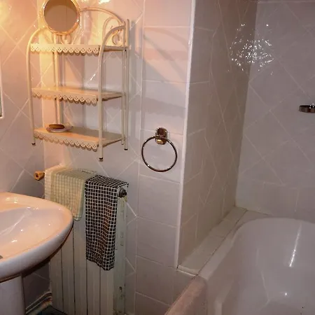 Charming 2 Bed With Balcony Located In Old Town Easy Walk To The Palais And Beaches 120 Appartamento Cannes