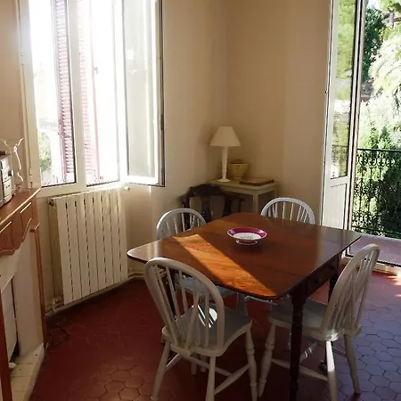 Charming 2 Bed With Balcony Located In Old Town Easy Walk To The Palais And Beaches 120 Appartamento Cannes