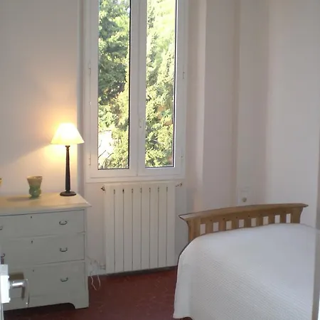 Charming 2 Bed With Balcony Located In Old Town Easy Walk To The Palais And Beaches 120 Appartamento